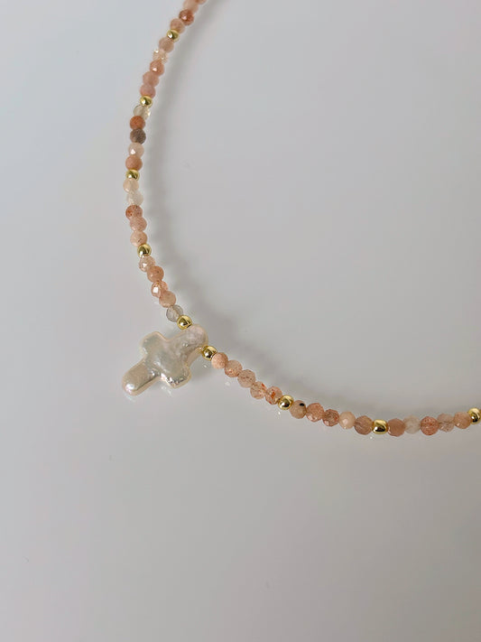 Naszyjnik SUNSTONE | PEARL CROSS